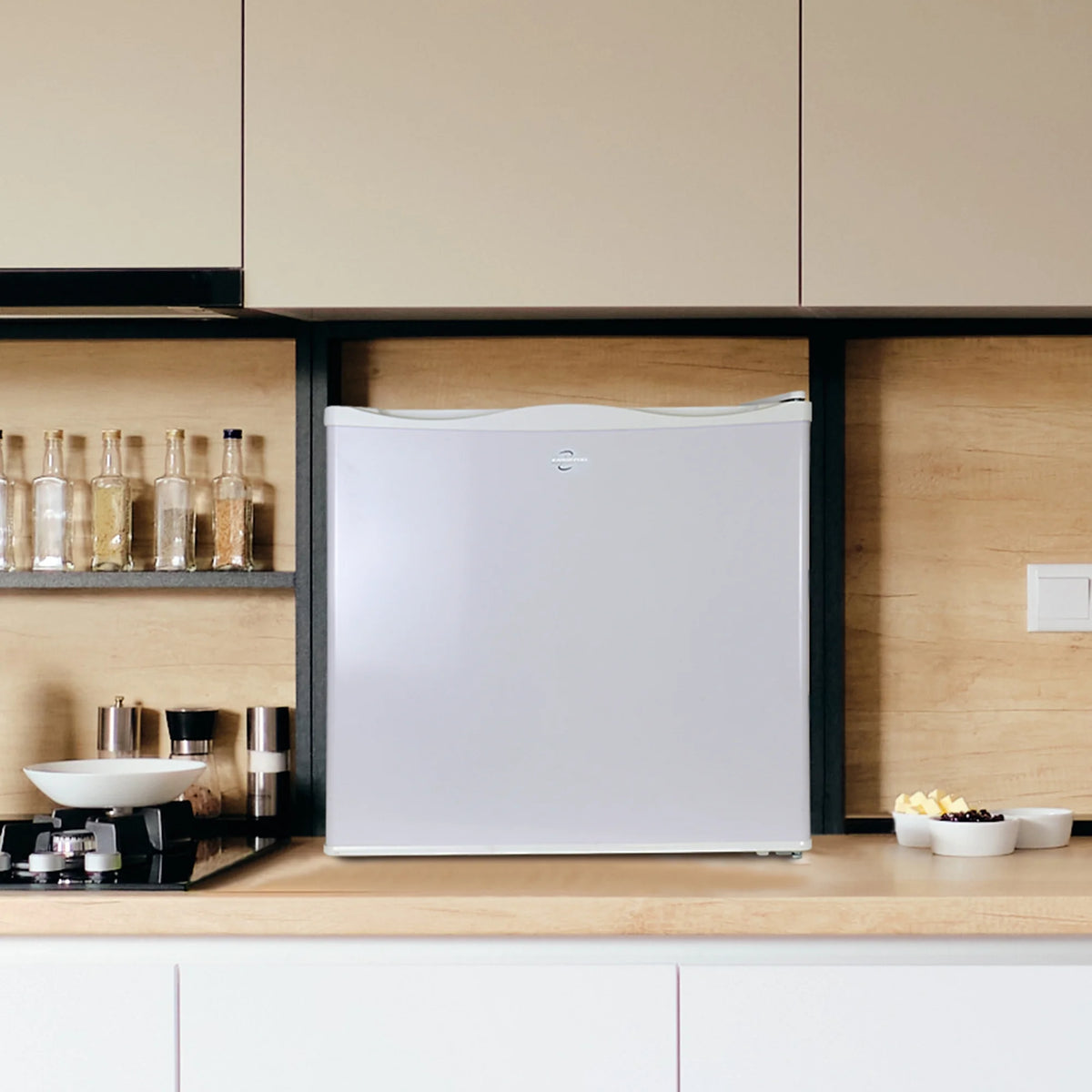 White 1.2 cu ft Upright Freezer Z197